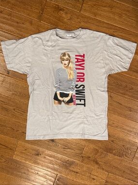Taylor Swift The Red Tour 2013 concert shirt